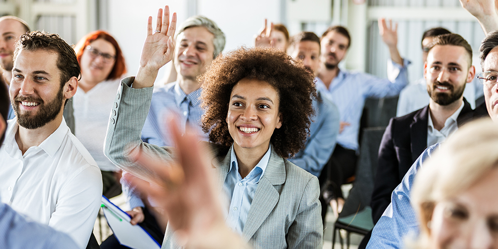 Das Bild zeigt eine Gruppe von Menschen die an einer Fortbildung teilnehmen. Das Bild zeigt eine Gruppe von Menschen die an einer Fortbildung teilnehmen.